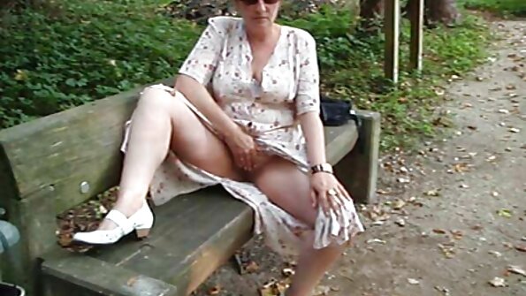 Нүдний шилтэй bimbo нь савхин буйдан дээр гүн гүнзгий хатгасан