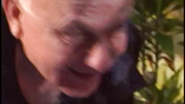 Асар том хөхтэй bimbo хатуу босгосон дээр сууж байна