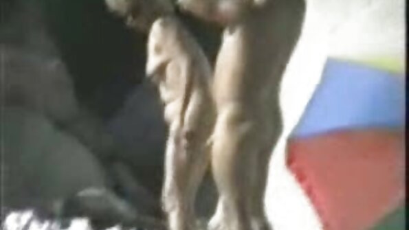 Өсвөр насны туранхай хүүхдийг Санта Клаус орон дээр чихэж байна