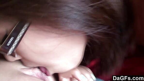 Найз залуу галзуу чех seductress нь улаан үстэй цэнхэр буйдан дээр