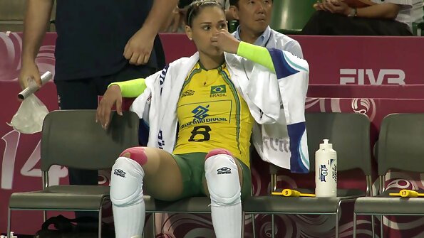 Найз залуу нялх хүүхдийнхээ том олзыг ойроос зурж байна