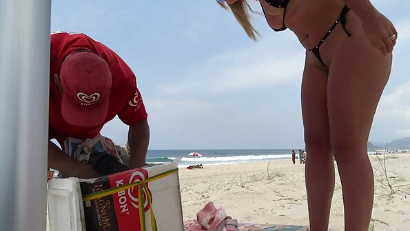 Нүдний шилтэй новш хайртдаа буйдан дээр цохиулж байна