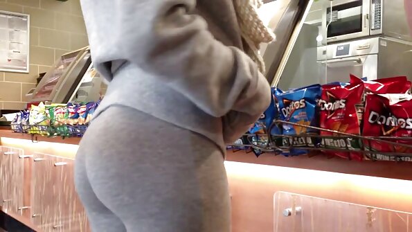 Нь bimbo нь асар том хуурамч хөхтэй байна галзуугийн орой дээр ширээн дээр дик