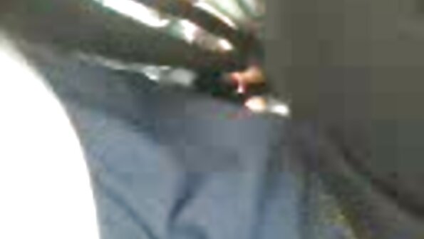 Сайхан өгзөгтэй шаргал үст, залуус зурагт үзэж байхад нь түүний булцууг нэвтэлж байна