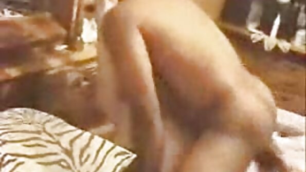 Жижиг хөхтэй, амттай өсвөр насны шаргал үст ягаан өнгийн шодой хэрэглэж байна