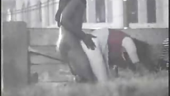 A bimbo хар дэгдээхэйгээ авч байгаа нь түүний pussy ravaged гэхэд тахиа үнэхээр хэцүү