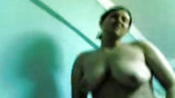 Нь milf нь асар том hooters авдаг түүний уруул дээр зарим нэг бөмбөг болон тахиа