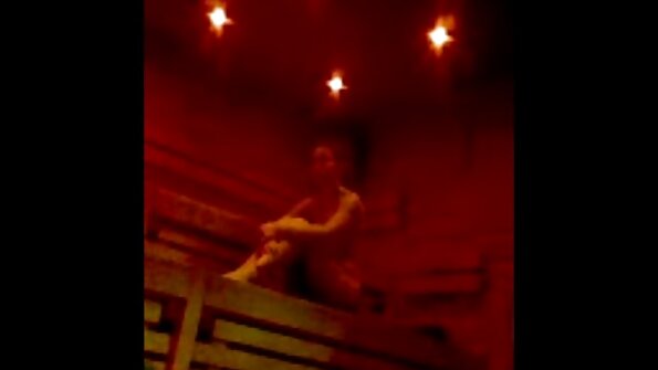 Шовх хөхтэй brunette өнөөдөр түүний идээшээг хүчтэй цохиж байна