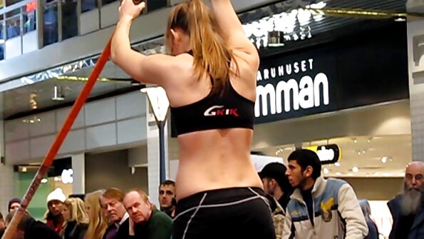 Шулуун гэдсээр бэлгийн хавьталд орох дуртай царайлаг янхан тосолж байна