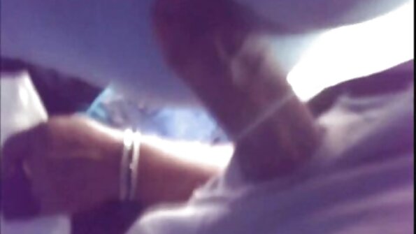 Будапештийн нэгэн тачаангуй завхай хүүхэн овоон дээрээ овоо тавьж байна