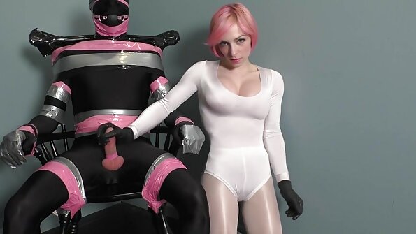 Намрын хүрхрээ Кира Нойрыг унтлагын өрөөндөө долоо хоног бүр зугаалахаар угтан авчээ