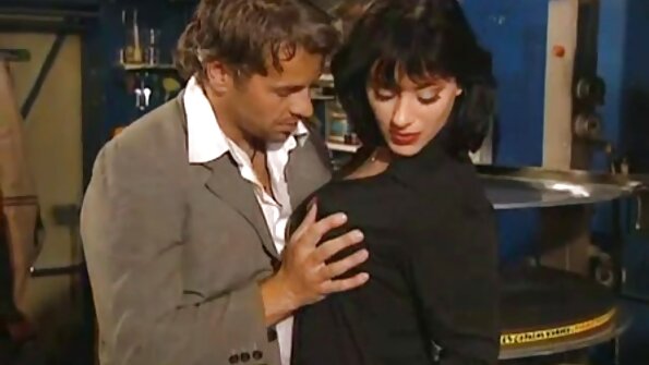 Нэг шаргал үст машин дээр сууж, түүнийг хайртдаа шаналж байна