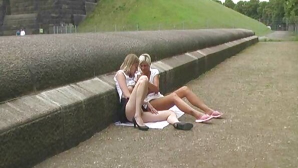 Гоцлол охин камерын өмнө шууд халуухан бүжиглэж байна