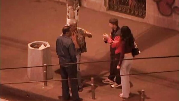 Том хөхтэй халуухан brunette эр хүнд цохилт өгч байна