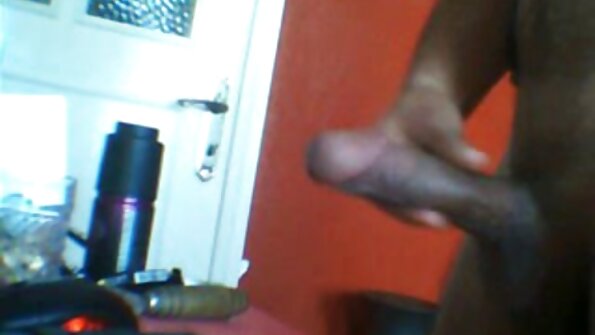 Аварга өгзөгтэй, том хөхтэй Bimbo орон дээр нүцгэн байна