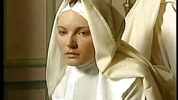 Тоглоомоор тэнэгтэх дуртай новш бүжиглэж байхдаа инээмсэглэдэг