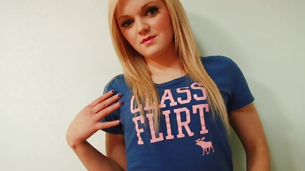 Биеийн тосоор бүрхэгдсэн халуухан арьсанд том залуу нэвтэрч байна