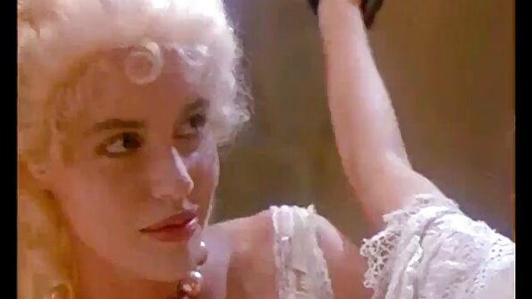 Том өгзөгтэй bimbo нь угаалтуур дээр дарж, галзуу юм