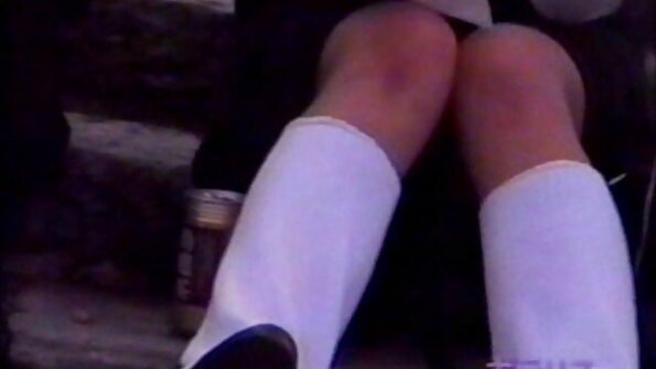 Нь шаргал milf байна авах нь түүний хөл, түүний хөөрхөн пизда licked