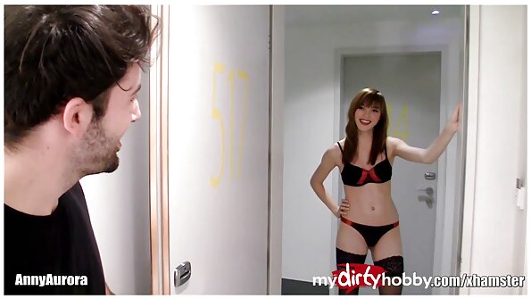 Туранхай биетэй brunette нь маш их шулуун гэдсээр хайрладаг