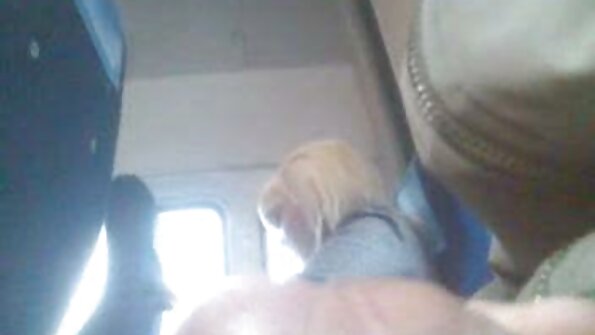 Залуу бүсгүйн нохойн хэв маягийн байрлалд чихмэл авч байгаа өөр нэг POV видео