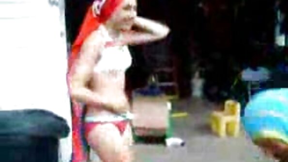 Бэбэ зочны өрөөнд өөрийгөө босс руу шидэж, галзуурах гэж явав